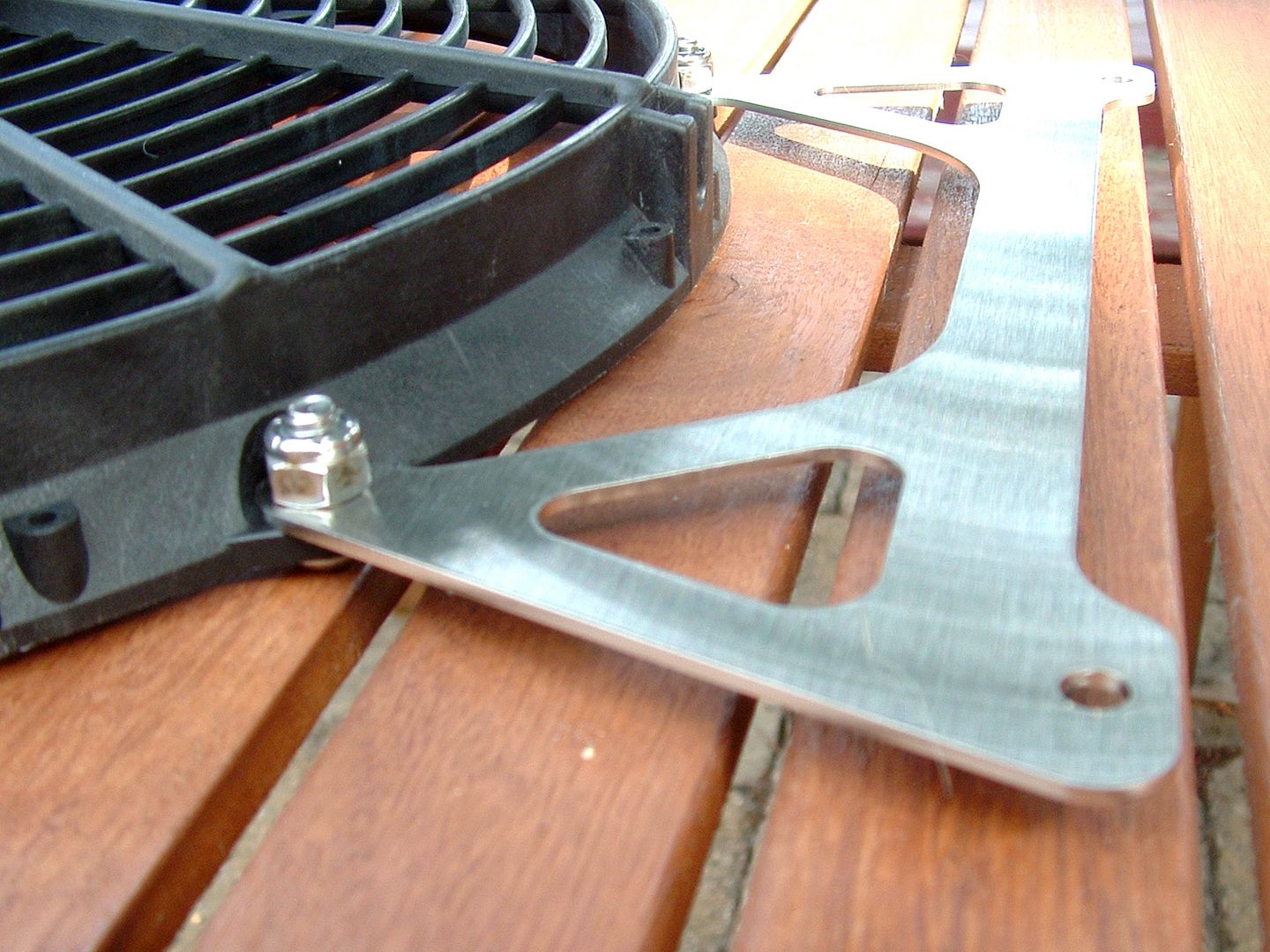 Massive brackets for 16" Spal fan on e36/e46 rad